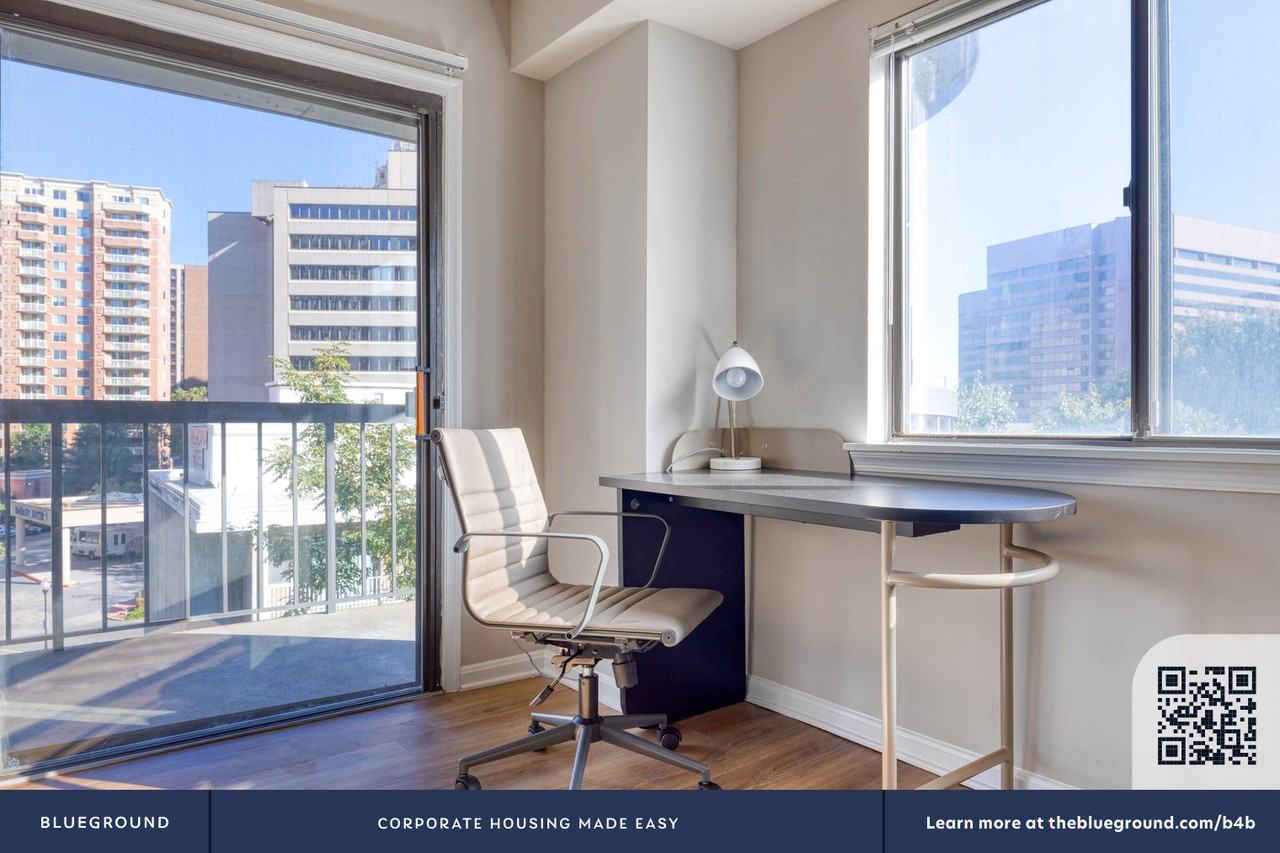 1425 S Eads St #602 - Photo 6 of 36