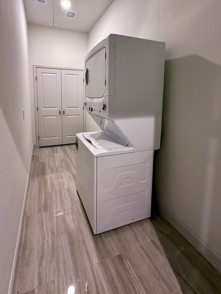 Metropolitan Ave - Photo 4 of 9