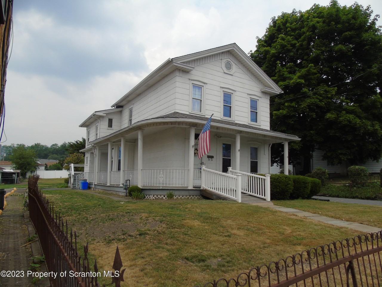 729 S Main St - Photo 3 of 50