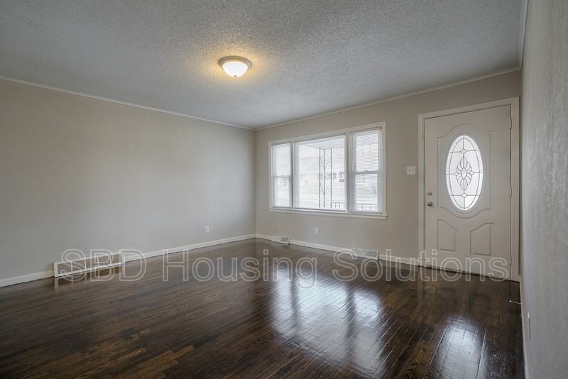 11811 E 58th Ter - Photo 3 of 8