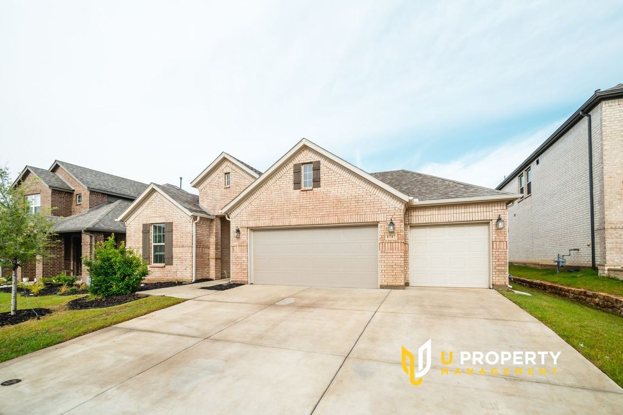 1717 Emilia Dr - Photo 3 of 38