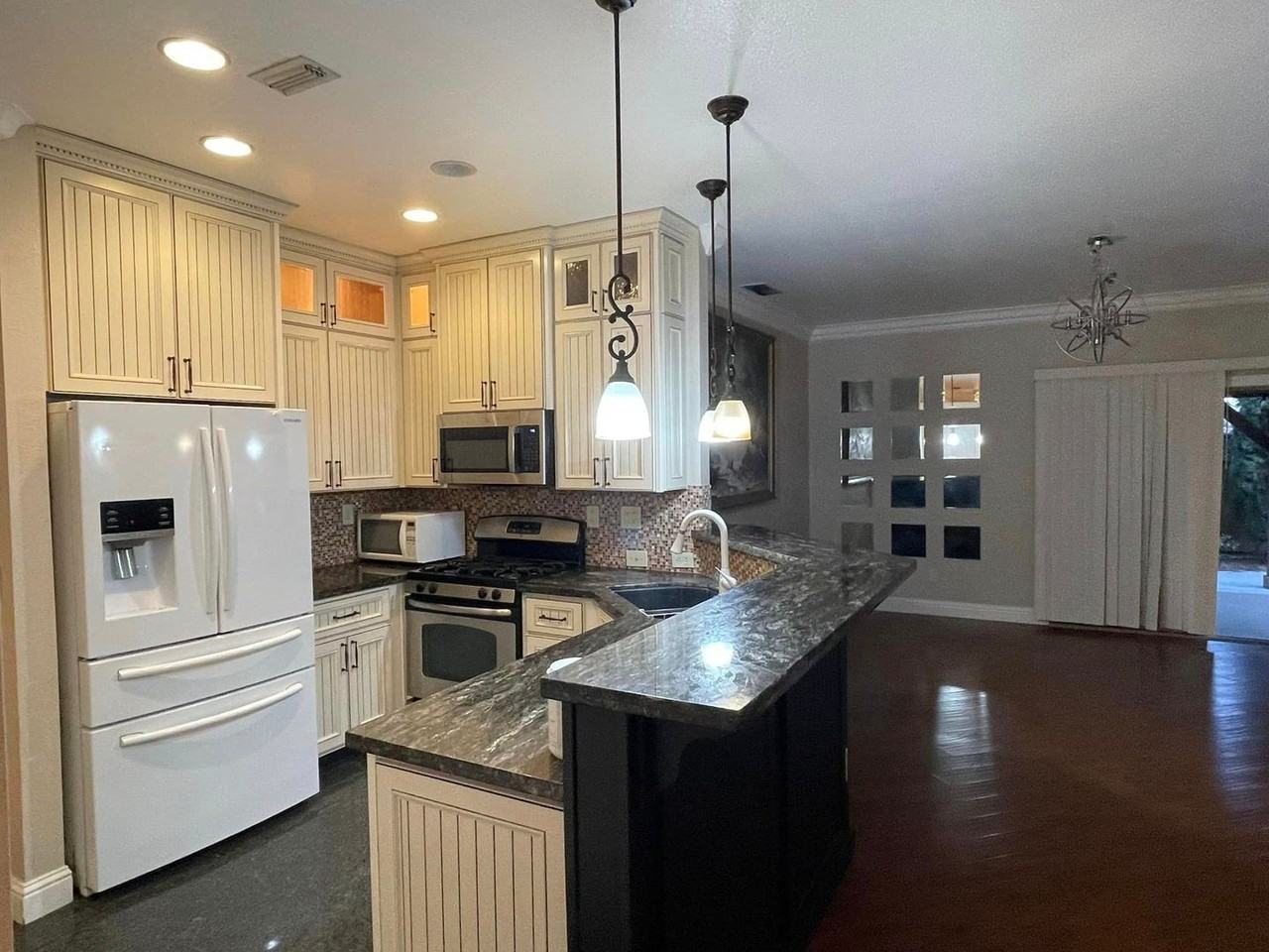 4311 Hedge Ave - Photo 3 of 12