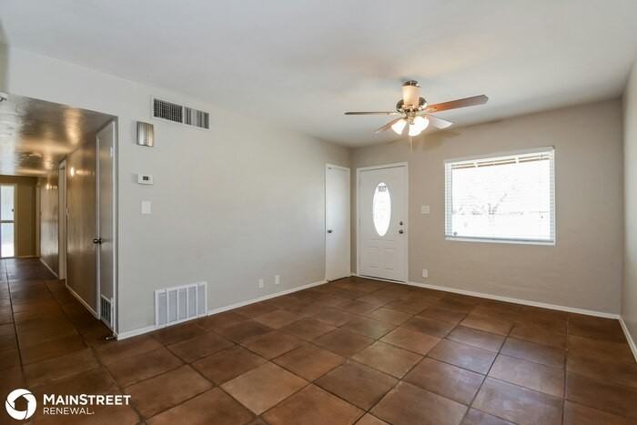4710 E 17th St - Photo 3 of 16