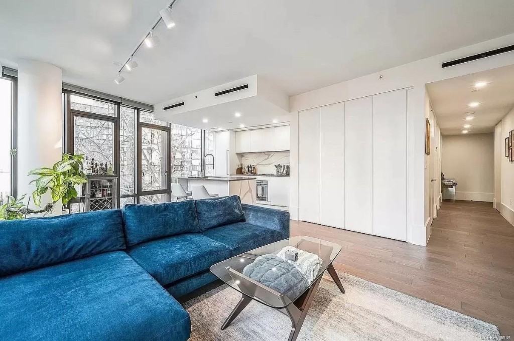 Kent Ave #529 - Photo 3 of 11