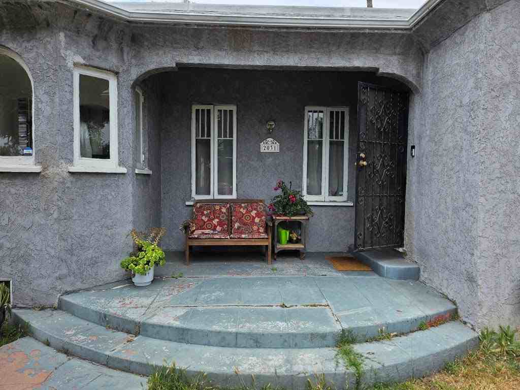 2031 South Curson Avenue - Photo 3 of 30