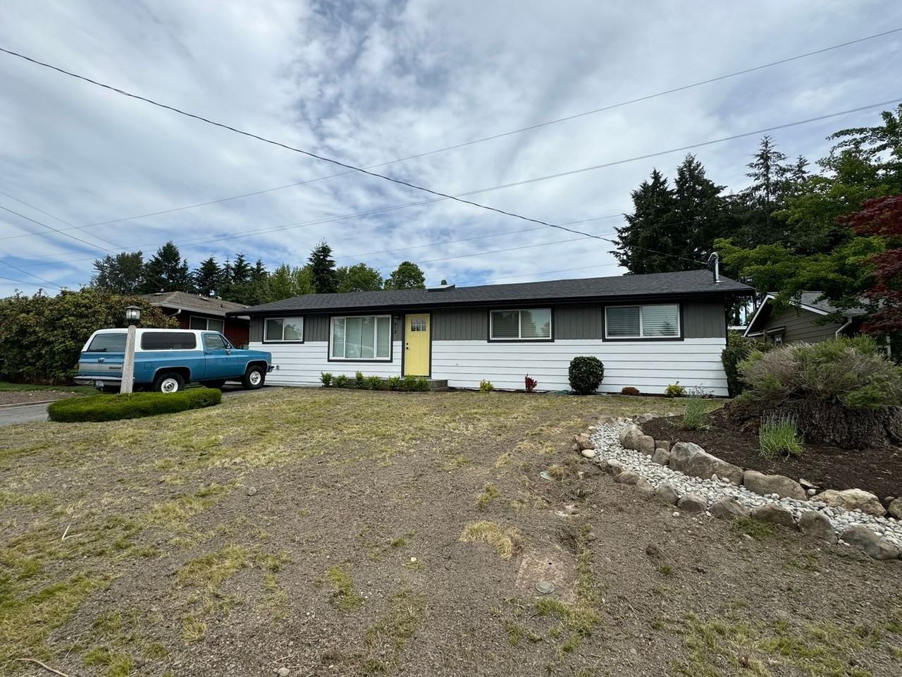 912 Redmond Ave Ne - Photo 2 of 26