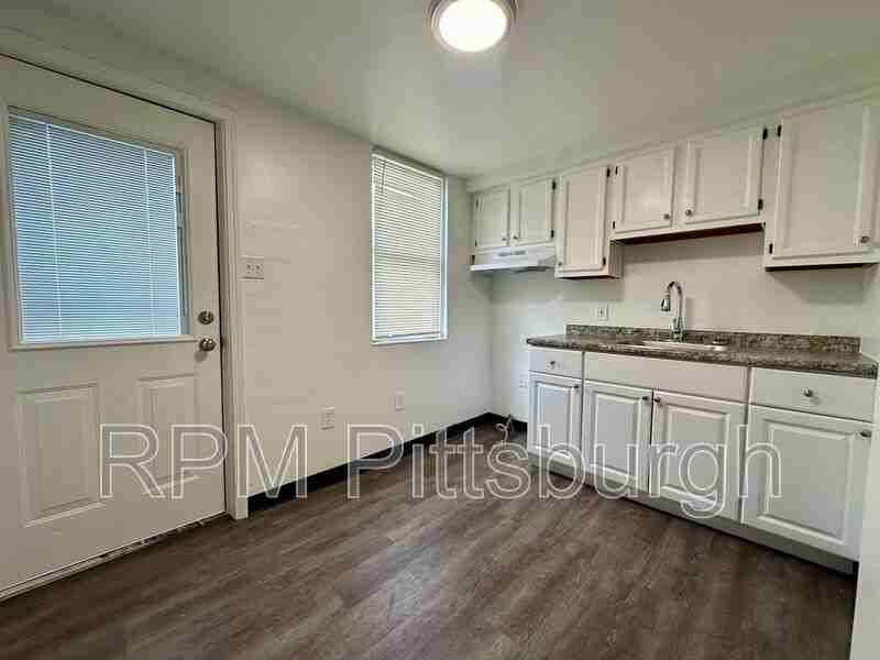 1010 11th St - Photo 2 of 10