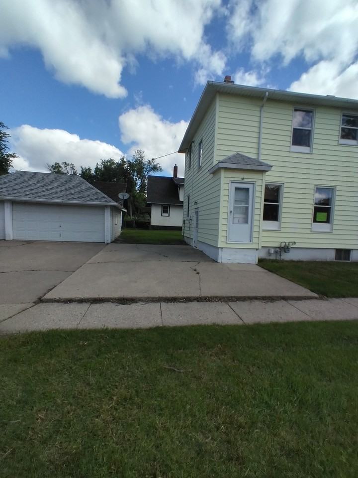 303 6th Avenue Northeast #NA - Photo 5 of 11