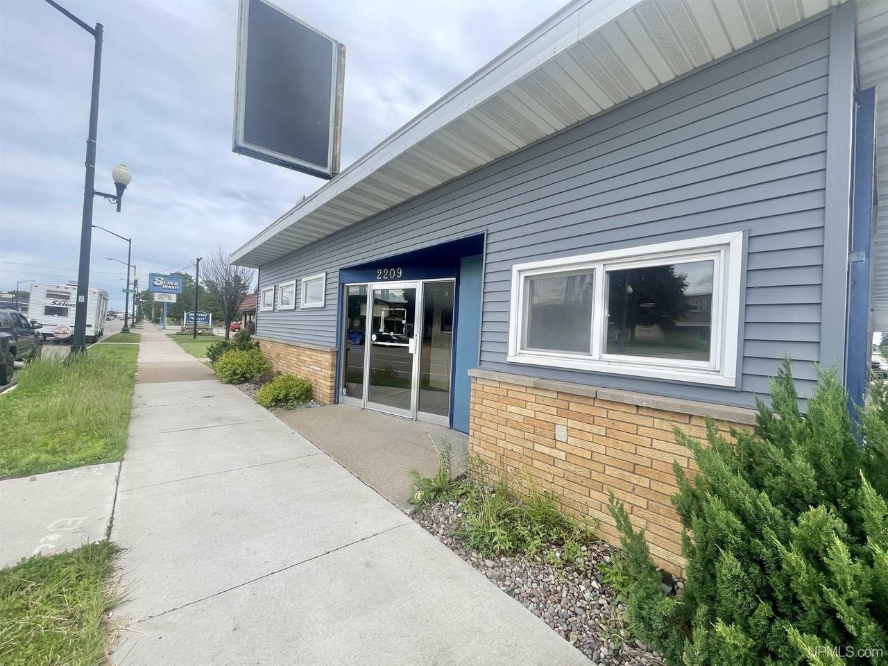 2209 Ludington Street - Photo 2 of 7