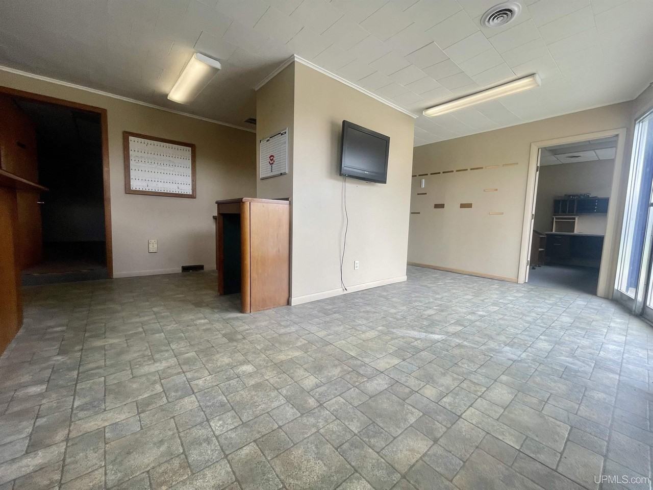 2209 Ludington Street - Photo 5 of 7