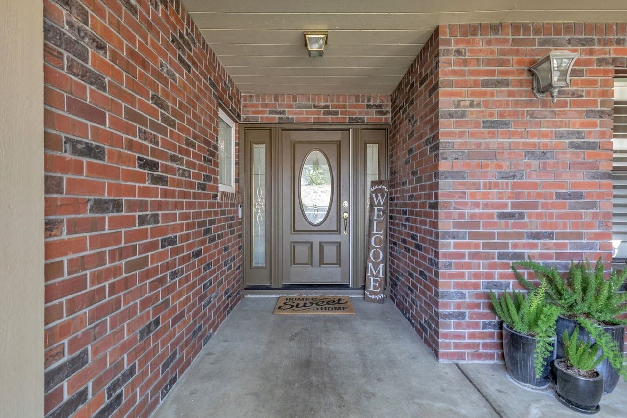 1856 Ridgeview Dr - Photo 3 of 34