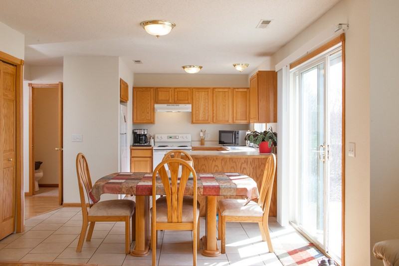 1511 Summit St - Photo 5 of 7