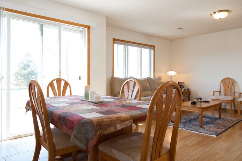 1511 Summit St - Photo 6 of 7