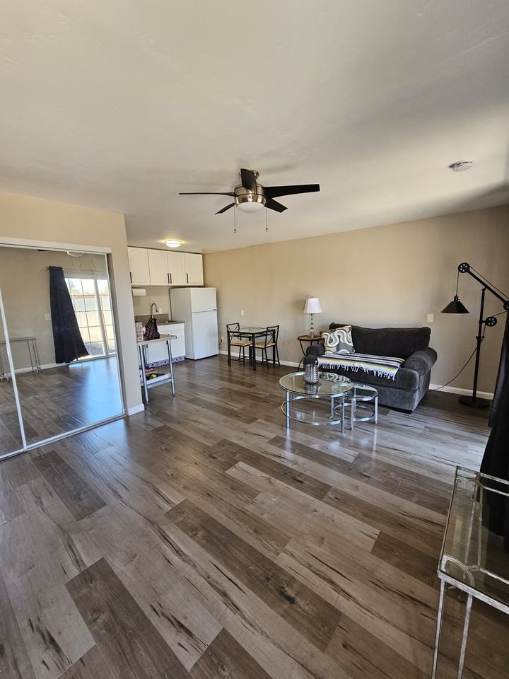 1560 Woodrow Ave - Photo 2 of 9