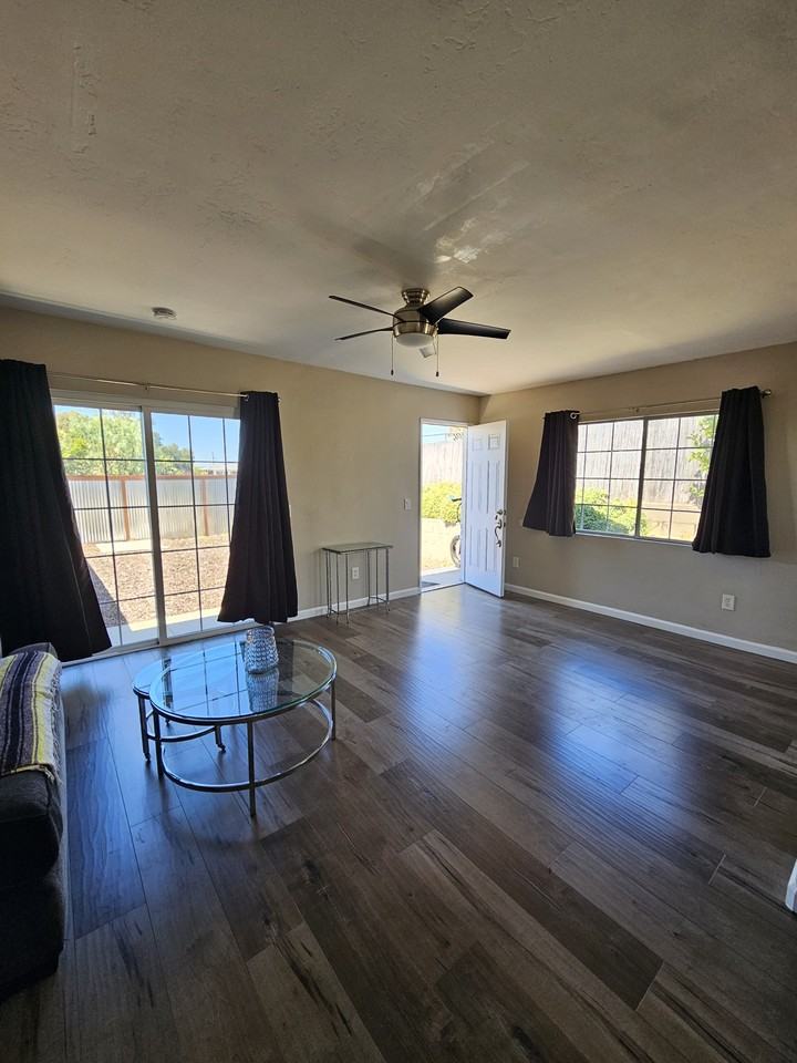 1560 Woodrow Ave - Photo 3 of 9