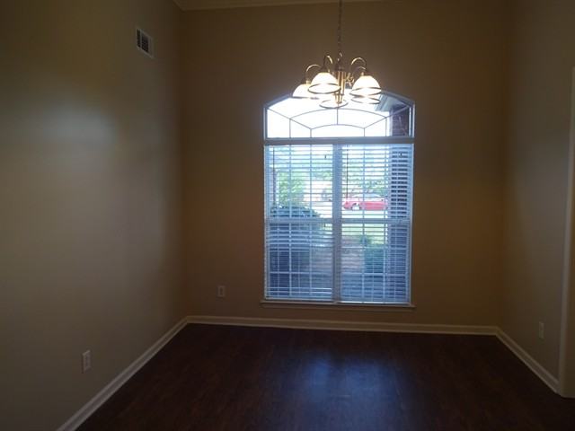 223 Vernon Walk - Photo 3 of 16