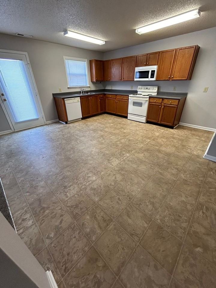 2387 Bridlewood Dr - Photo 5 of 21