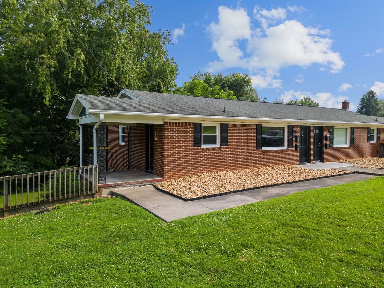 390 Riverview St - Photo 2 of 29