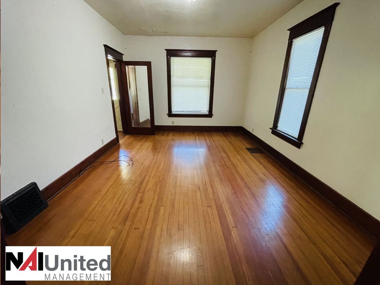 212 S Helen St - Photo 3 of 11