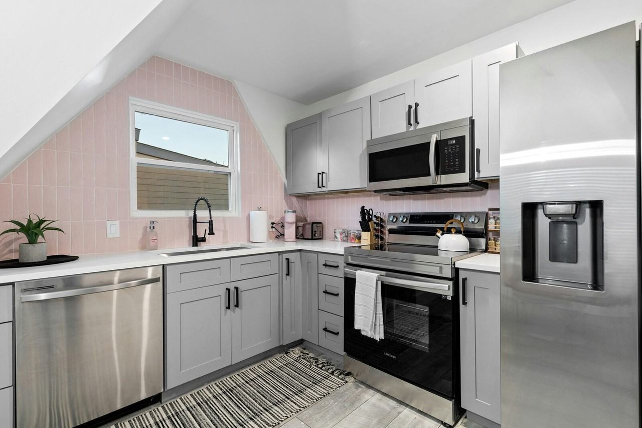 5307 Stoneleigh Avenue, Unit Upper - Photo 3 of 13