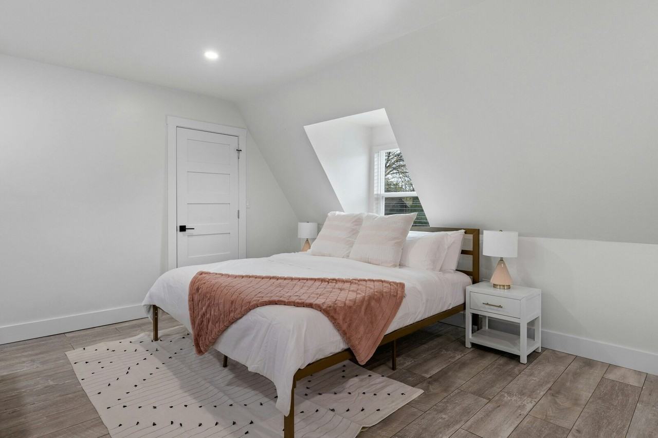 5307 Stoneleigh Avenue, Unit Upper - Photo 7 of 13