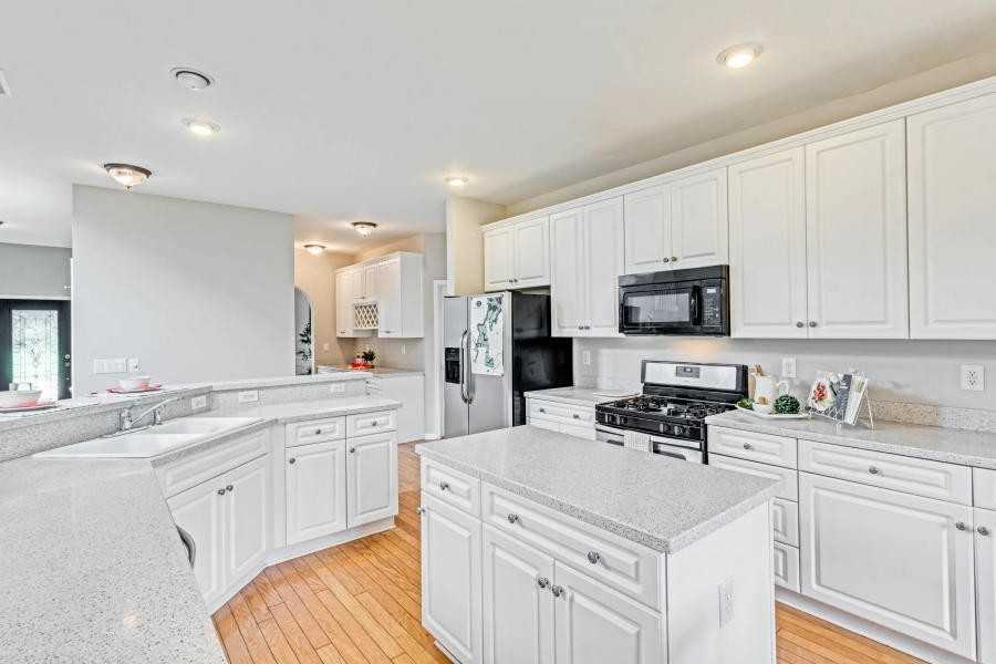 1672 Jorrington St - Photo 6 of 17