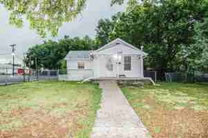 featured image of 127 W 15th St