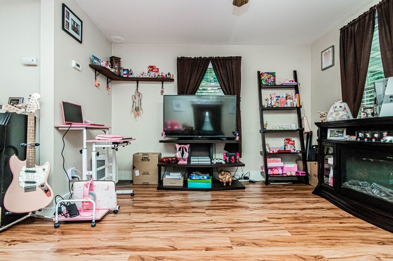 127 W 15th St - Photo 7 of 28