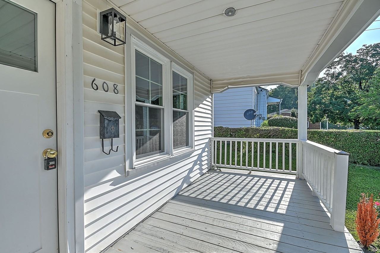 608 Forest St - Photo 4 of 39