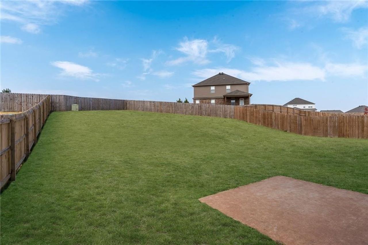 408 Driftwood St - Photo 2 of 15