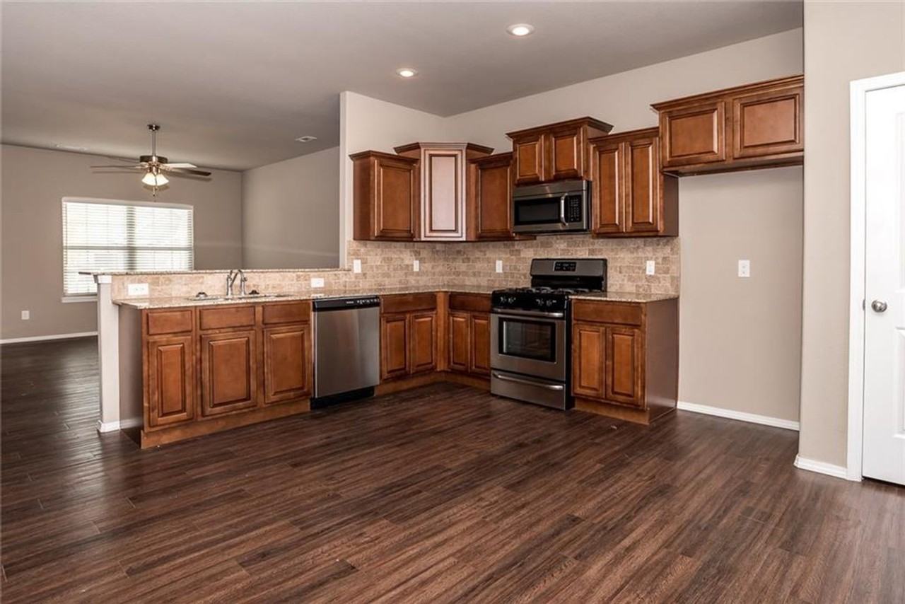408 Driftwood St - Photo 3 of 15