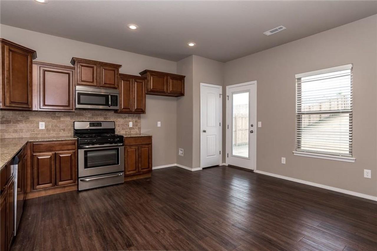 408 Driftwood St - Photo 4 of 15
