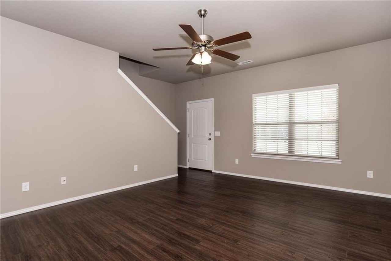 408 Driftwood St - Photo 5 of 15