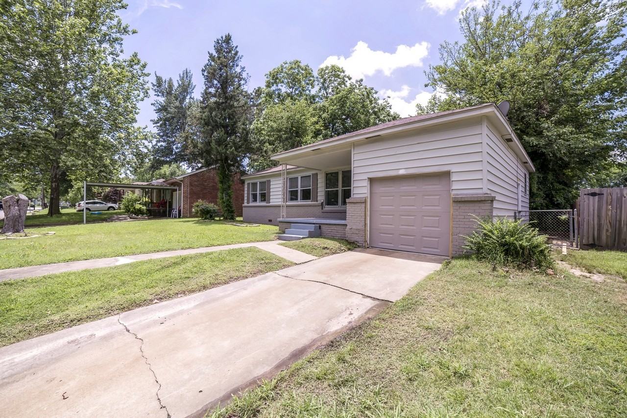1618 S Ash Pl - Photo 3 of 36