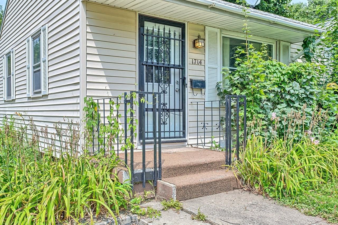 1714 W Clark St - Photo 2 of 17