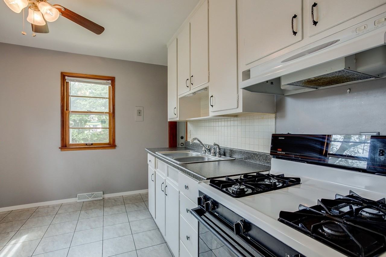 1714 W Clark St - Photo 5 of 17