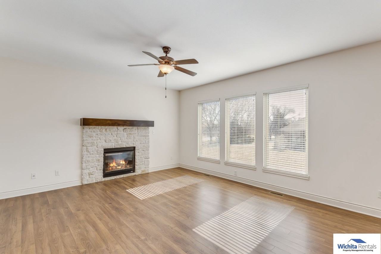 907 W Threewood Ct - Photo 2 of 16