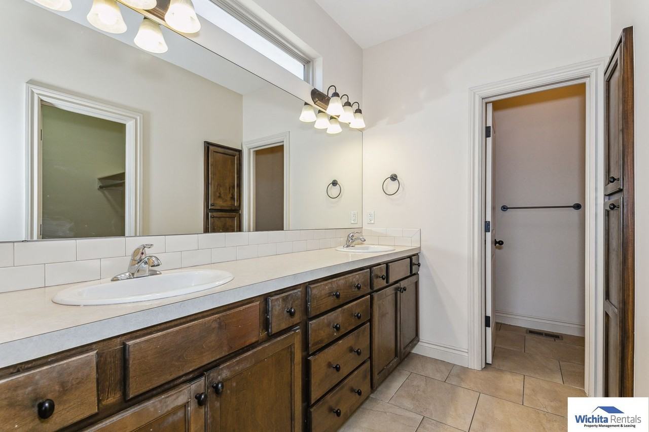 907 W Threewood Ct - Photo 6 of 16