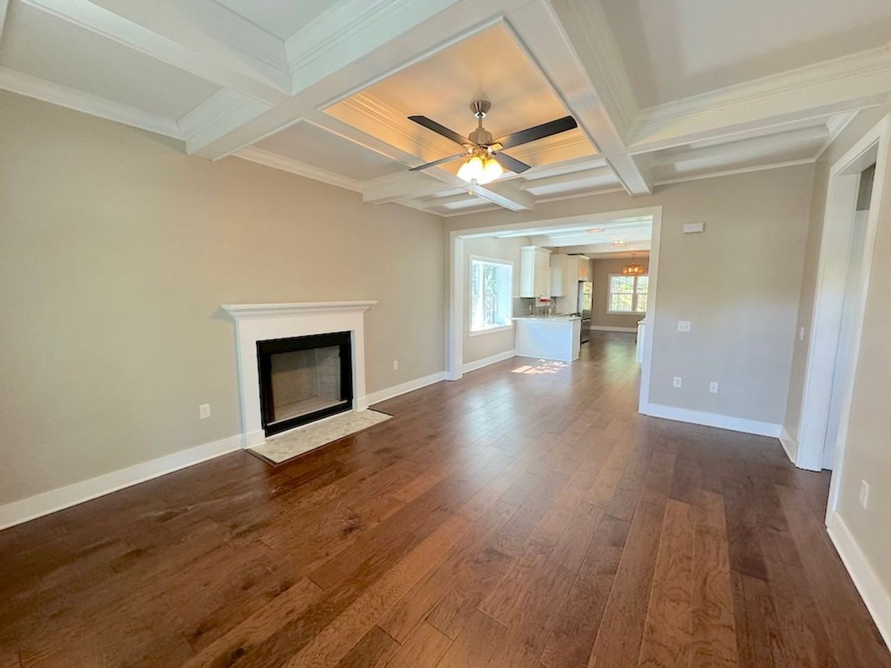 211 E Derenne Ave - Photo 2 of 16