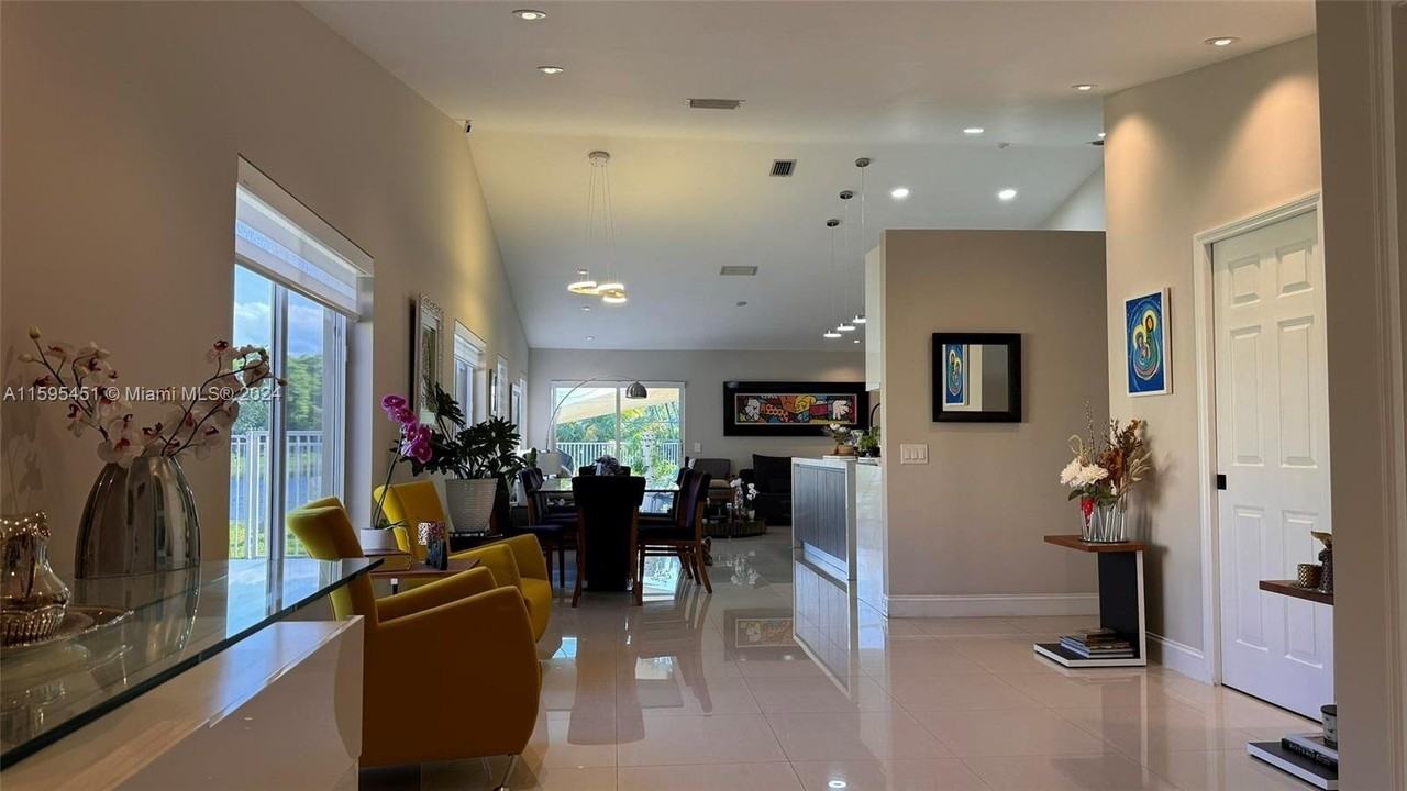 4284 Ironwood Ct - Photo 3 of 8