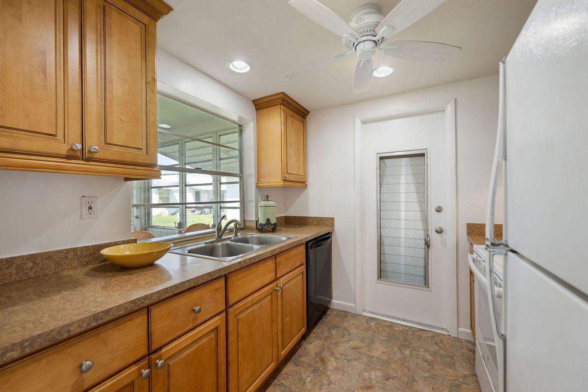 105 Sw 8th Pl - Photo 2 of 9