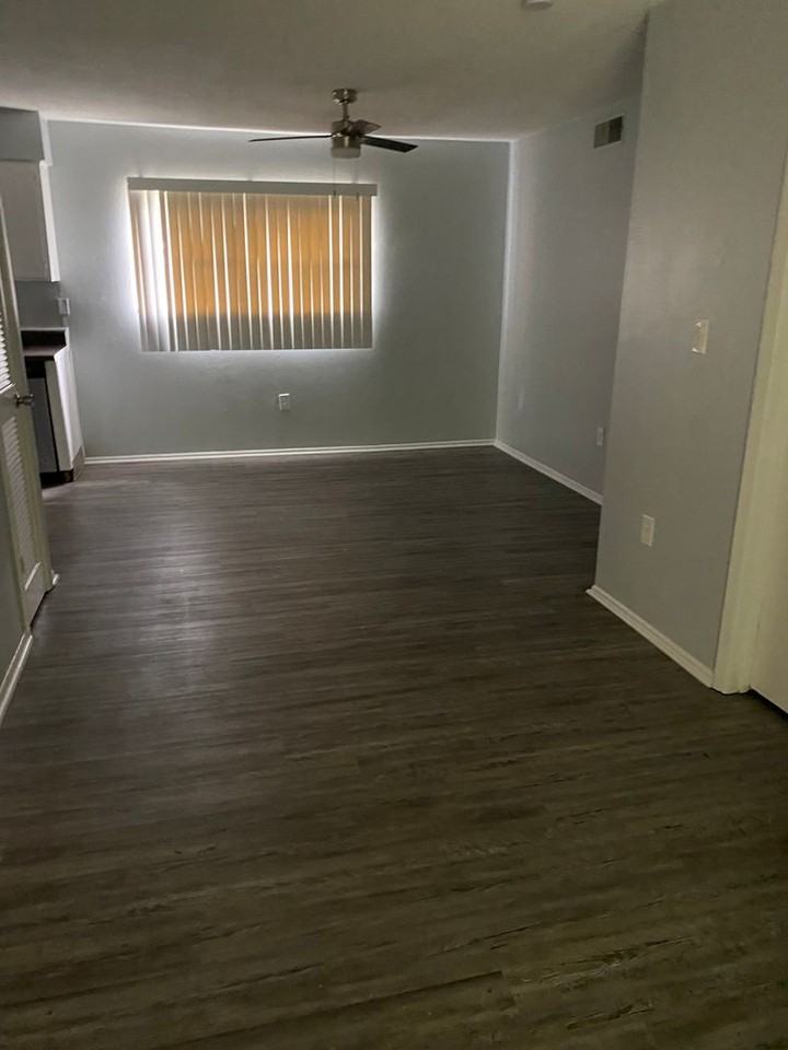 601 Riverhill Cir - Photo 3 of 18