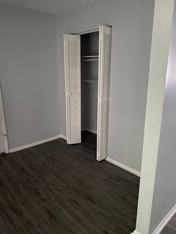 601 Riverhill Cir - Photo 4 of 18