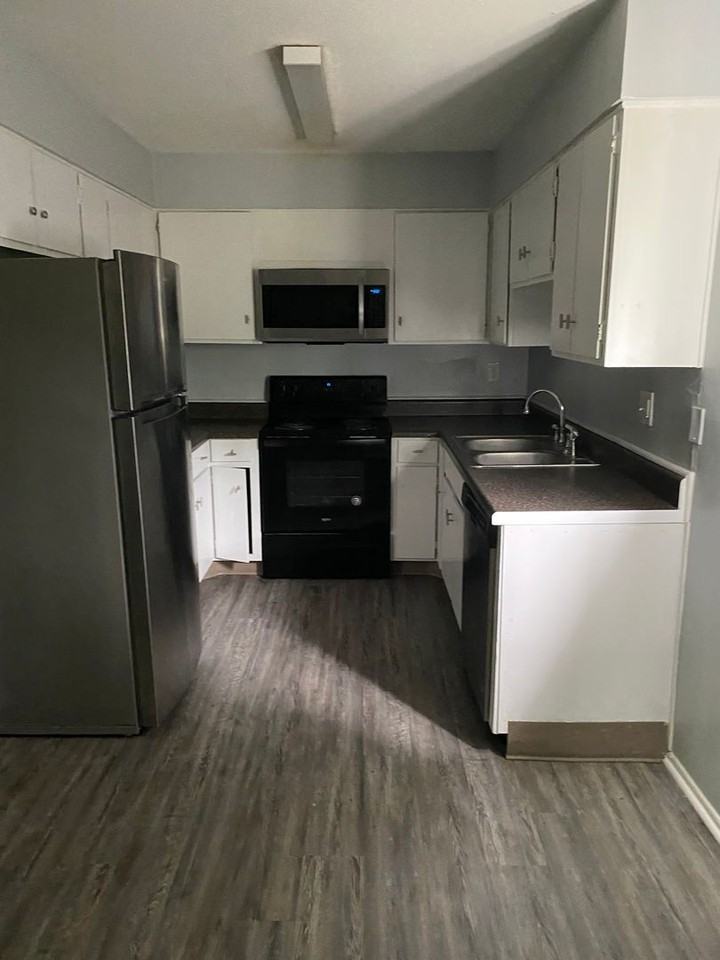 601 Riverhill Cir - Photo 5 of 18