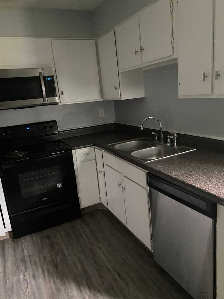 601 Riverhill Cir - Photo 7 of 18