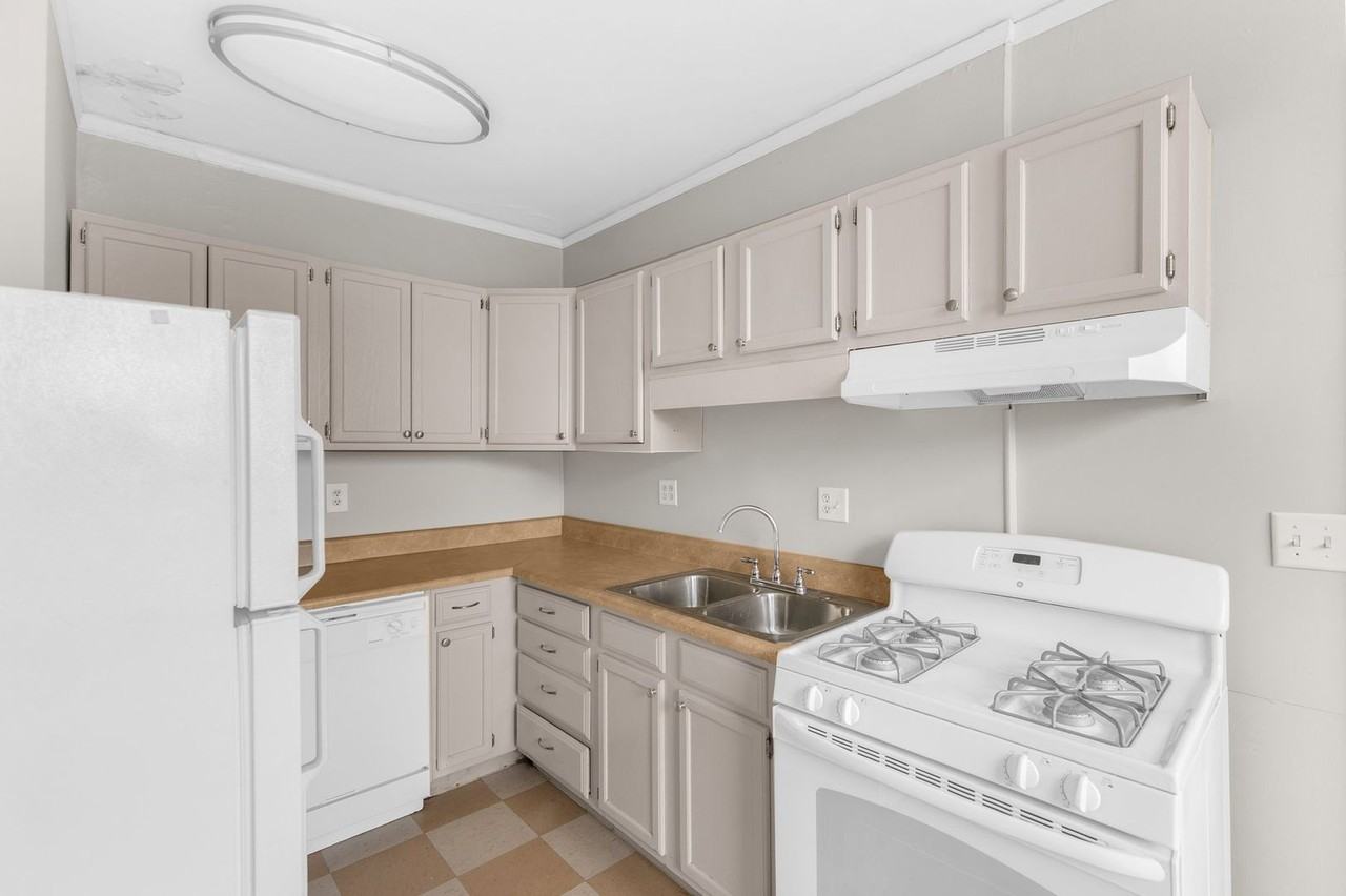 Charleston Court - Photo 3 of 17