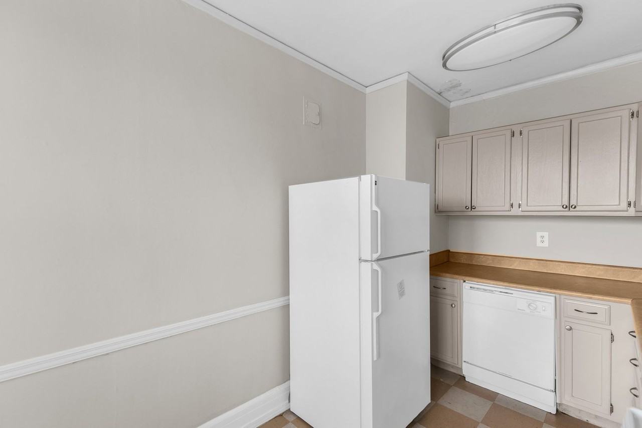 Charleston Court - Photo 5 of 17