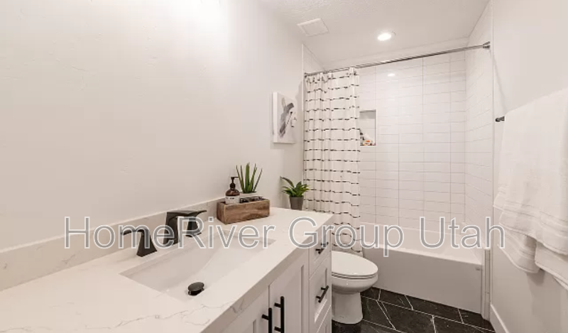 1626 E Downington Ave - Photo 7 of 34