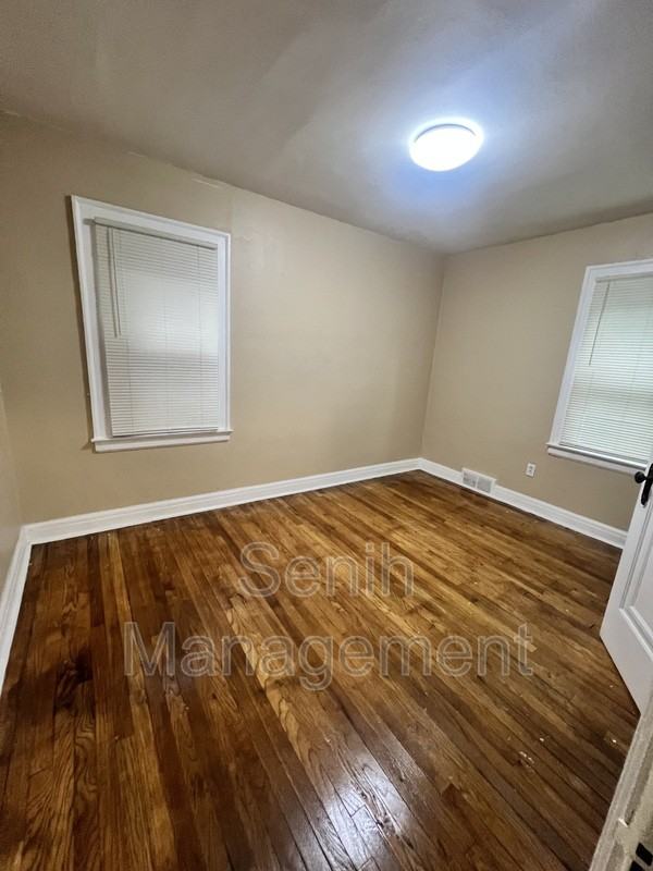 6479 Plainview Ave - Photo 4 of 8