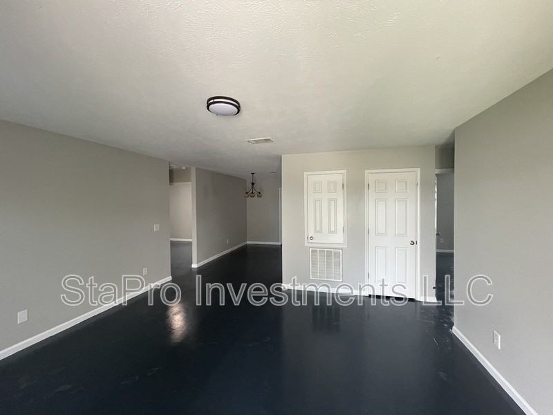 210 Village Pl - Photo 2 of 10